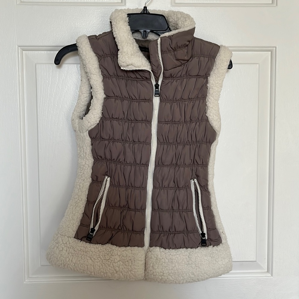 CALVIN KLEIN Performance Size Small furry vest!